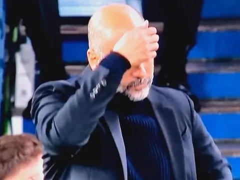 Pep Guardiola hốt hoảng khi Ederson thực hiện pha 'Cruyff turn'