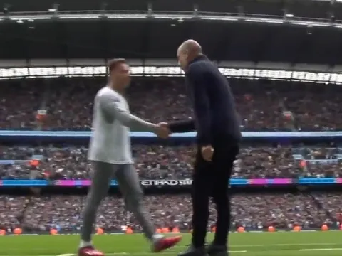 Pep khiến CĐV phì cười vì hành xử độc lạ với 2 sao Liverpool