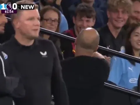 Pep nổi quạu đầy hài hước với CĐV Man City