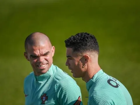 Pepe đăm chiêu nhìn Ronaldo trước trận đấu quyết định