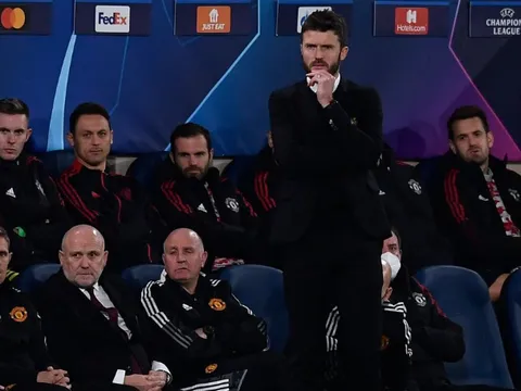 Petr Cech cảnh báo Chelsea trước trận gặp Man Utd
