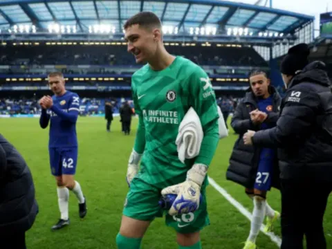 Peter Crouch ca ngợi người hùng khung gỗ Chelsea