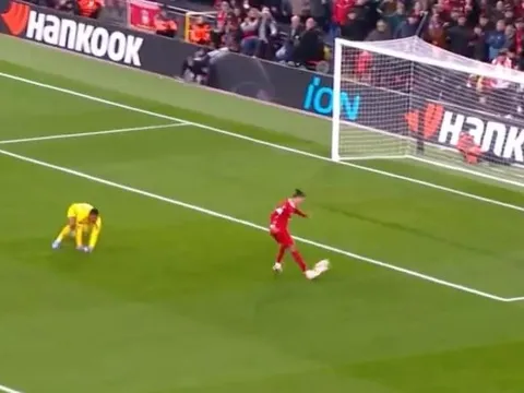 Pha bỏ lỡ như Fernando Torres của Darwin Nunez