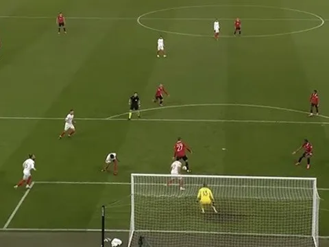 Pha bóng đẩy Weghorst ra xa khỏi Old Trafford