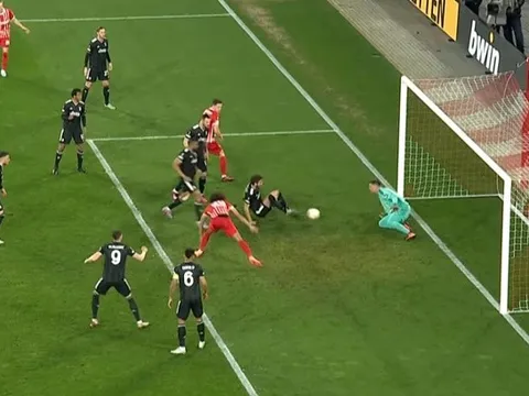 Pha bóng gây tranh cãi trong trận Freiburg - Juventus