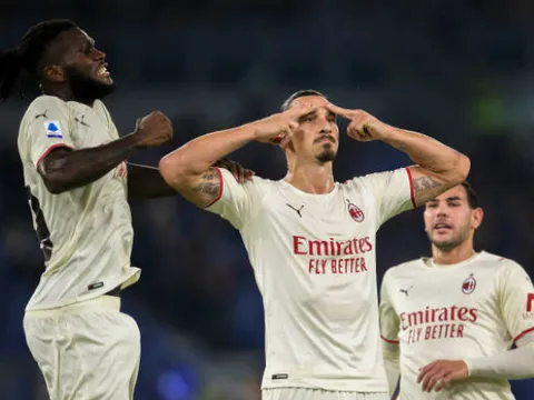 Ibrahimovic nhận thẻ vàng vì hành động không đẹp với CĐV Roma