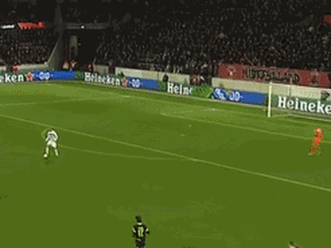 Pha phản lưới hài hước ở Europa League