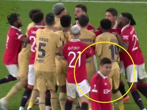 Phản ứng của Casemiro khi đồng đội xô xát với Barca