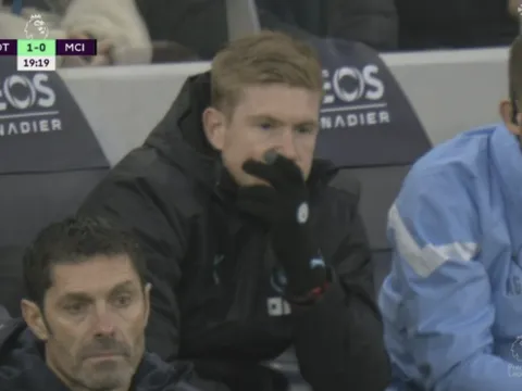 Phản ứng của De Bruyne khi phải ngồi dự bị
