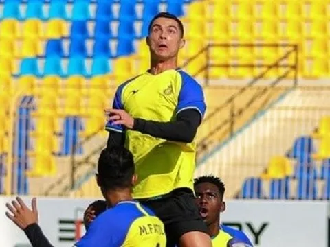 Phản ứng của đồng đội trước pha bật nhảy của Ronaldo