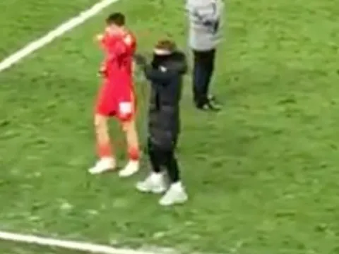 Phản ứng của Elliott khi sao trẻ Liverpool ra mắt Champions League
