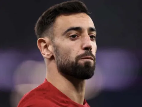 Phản ứng của Fernandes khi bị Ronaldo lấy giải hay nhất trận