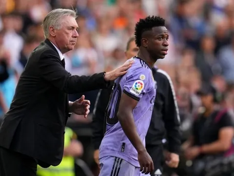 Phản ứng của HLV Ancelotti khi Vinicius bị phân biệt chủng tộc