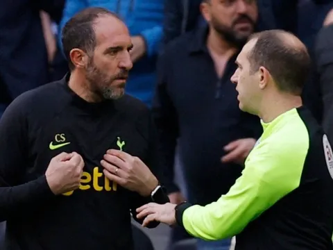 Phản ứng của HLV Tottenham khi bị đuổi