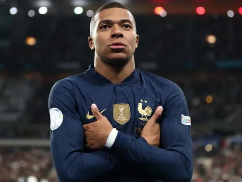 Phản ứng của thủ môn Argentina khi bị Mbappe chê bai