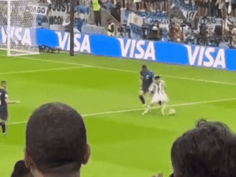 Phản ứng của trung vệ Croatia sau khi bị Messi qua mặt