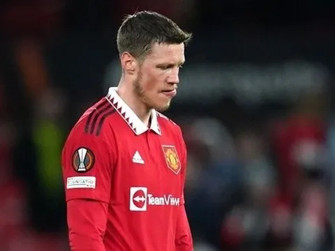 Phản ứng của Weghorst khi Garnacho không nhường cơ hội ghi bàn