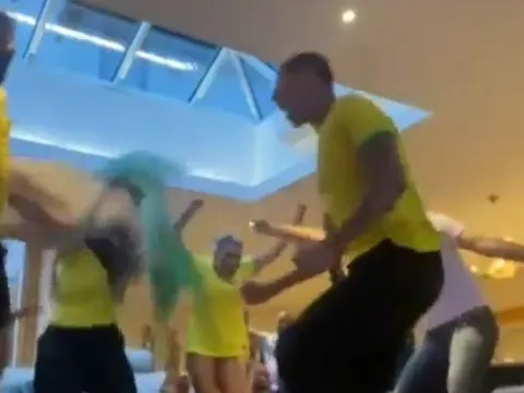 Phản ứng khác biệt giữa Neymar và Richarlison khi dự World Cup