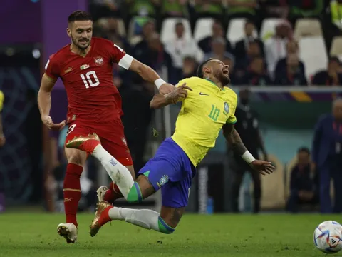 Phát biểu trái ngược từ tuyển Brazil quanh chấn thương của Neymar