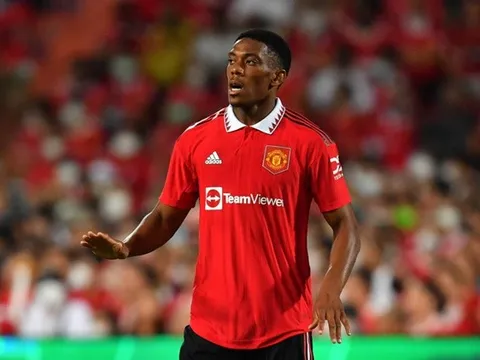 Với Martial, Man Utd bắn phát súng lệnh đầu tiên trên TTCN