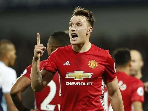 Nối gót Phil Jones, 3 trung vệ chuẩn bị rời Man Utd