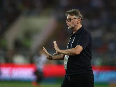 Chuyên gia: cầu thủ và HLV Troussier không có niềm tin với nhau