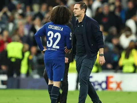 Phơi áo 4 bàn, CĐV Chelsea tìm thấy 'bia đỡ' che đậy sự thảm họa