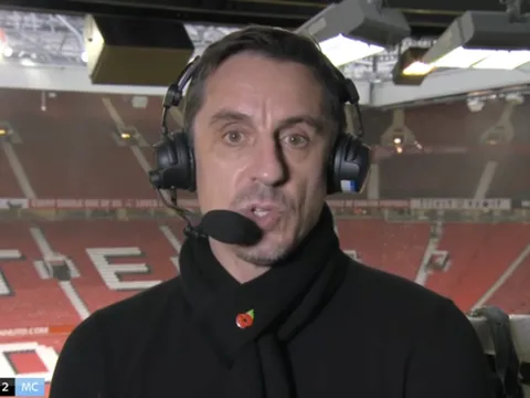 Phớt lờ Neville, M.U đã trao cho Man City một siêu hậu vệ