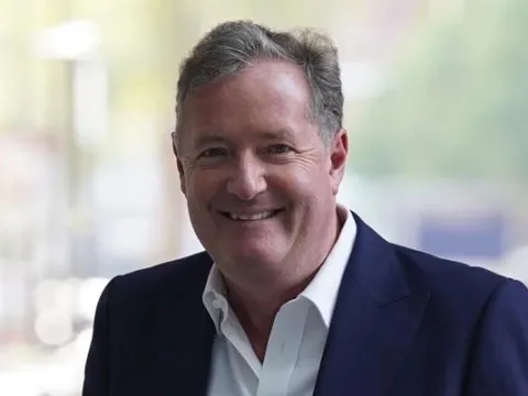 Piers Morgan thúc giục Arsenal chiêu mộ người hùng của Hà Lan