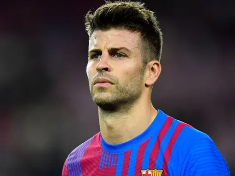 Pique bất lịch sự với Frenkie de Jong và bạn gái