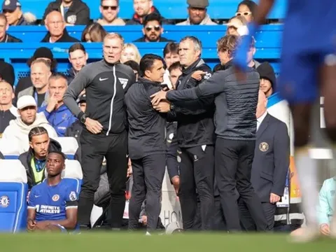 Pochettino xin lỗi Brentford về tấm thẻ đỏ