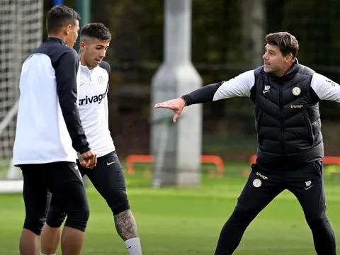 Pochettino xỏ háng học trò khiến Enzo trầm trồ trên sân tập Chelsea