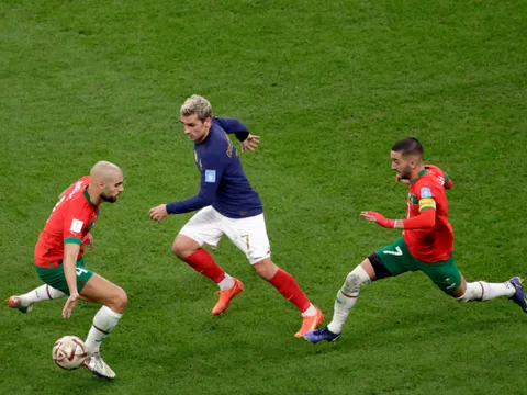 Pogba so sánh số 10 'xù xì' của Pháp với Kante