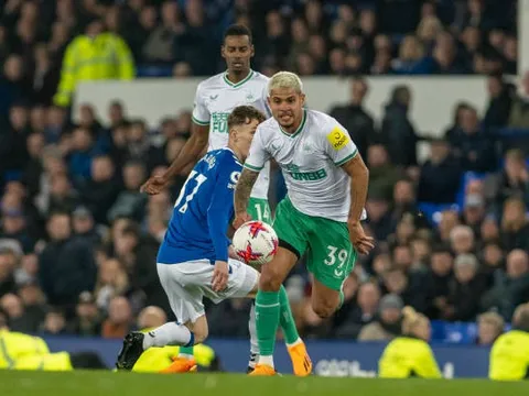 Premier League xuất hiện 'siêu tiền vệ' vượt trội hơn cả Casemiro
