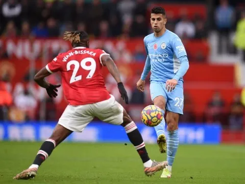 Neville đề bạt ngôi sao Man City cho Man Utd