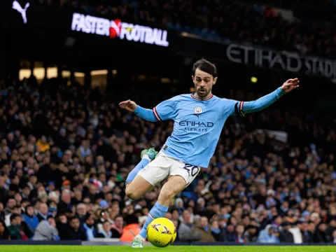 PSG dọn đường cho Barca mua tiền vệ Man City