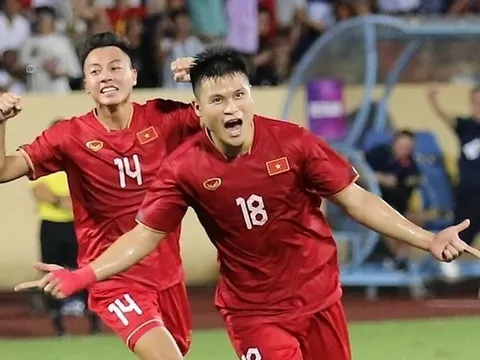 Sao ĐT Việt Nam tỏa sáng mang đến giải pháp cho HLV Troussier