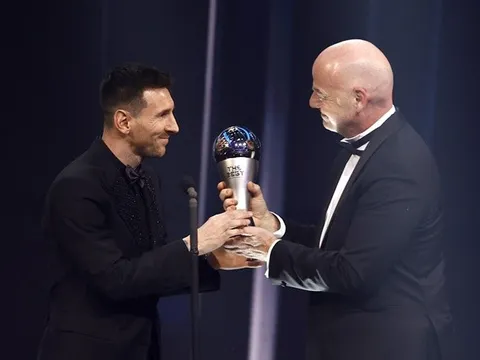 Messi giành The Best, Benzema ám chỉ FIFA ‘dối trá’