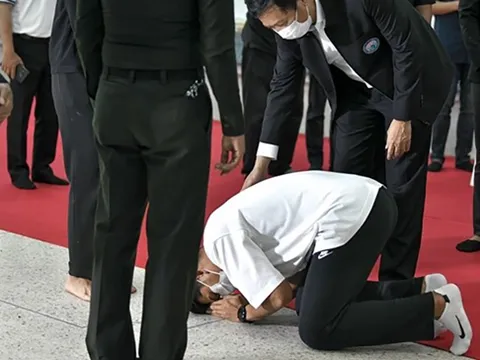 Thủ môn Thái Lan gây tai nạn quỳ lạy xin lỗi gia đình nạn nhân