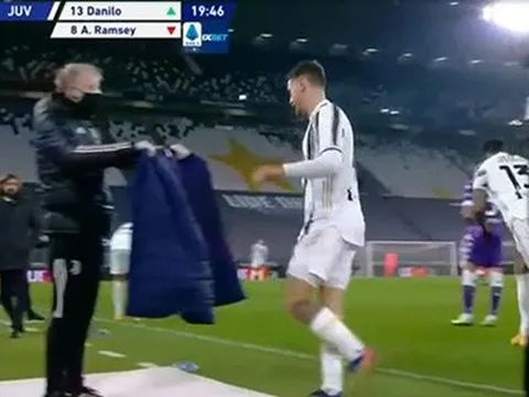 Ramsey đá văng chai nước ngay trước mặt Pirlo