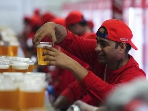 Quán bar quá tải khi Qatar cấm bán bia ở sân vận động World Cup