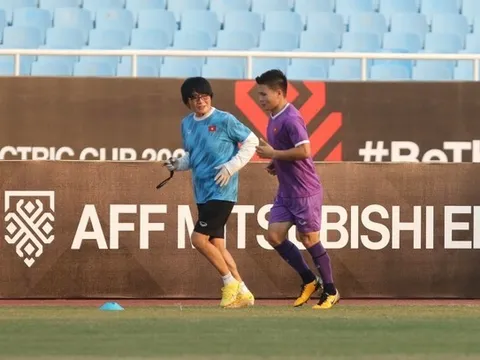 Quang Hải tập luyện trở lại; Malaysia nhận cú sốc lớn