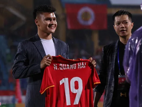 Quang Hải mặc vest, xuống sân mừng đồng đội mới