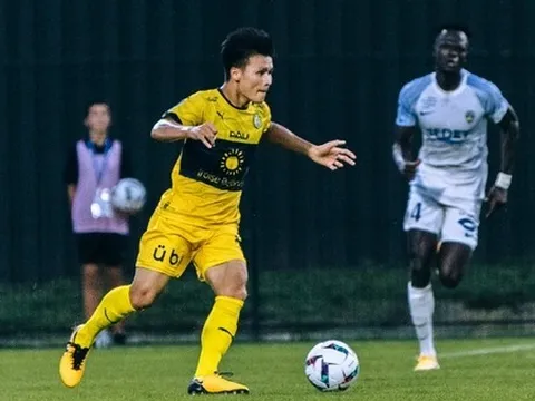 Quang Hải lập hattrick; Báo Trung Quốc xuýt xoa với thầy Park