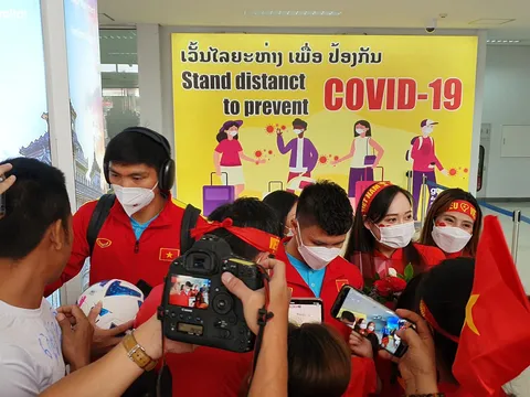 Quang Hải, Văn Hậu bị CĐV vây kín ở Lào