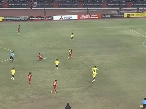 Quang Hải xé toạc hàng thủ Malaysia bằng pha 'lườm rau gắp thịt'