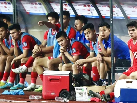 HLV Troussier lên tiếng vì bị sa thải; Quang Hải nói về việc bị 'bỏ rơi'