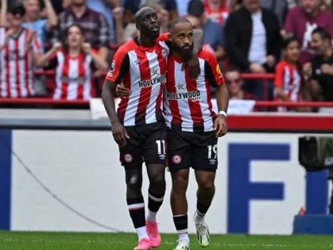 Quên Toney đi, Brentford đang có cặp song sát đáng sợ