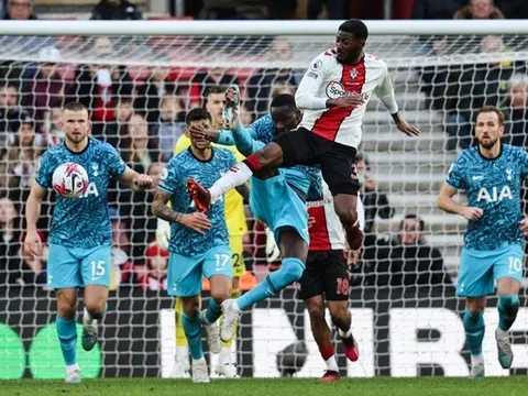 Tottenham hòa đau, Conte phẫn nộ với quyết định bước ngoặt