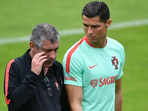 HLV Bồ Đào Nha tức giận khi bị hỏi về Ronaldo